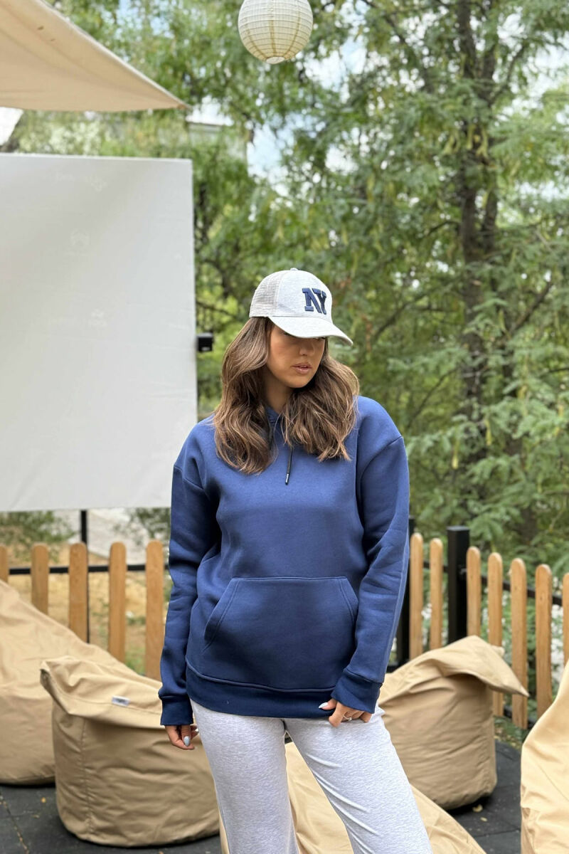 HOODIE E THJESHTË NJË NGJYRËSHE ME PUSH PËR FEMRA NË NGJYRËN BLU - 3