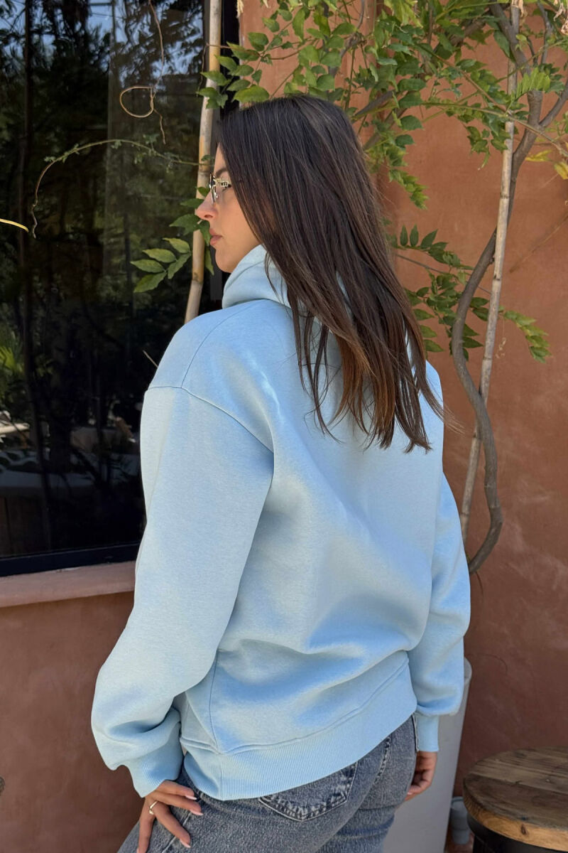 HOODIE E THJESHTË NJË NGJYRËSHE ME PUSH PËR FEMRA NË NGJYRËN BLU TË ZBARDHUR - 3