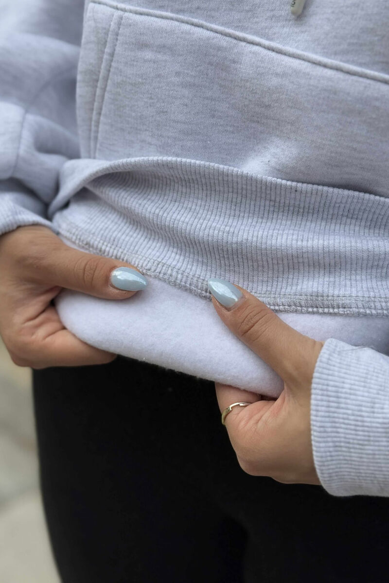 HOODIE E THJESHTË NJË NGJYRËSHE ME PUSH PËR FEMRA NË NGJYRËN GRI TË ZBARDHUR - 4