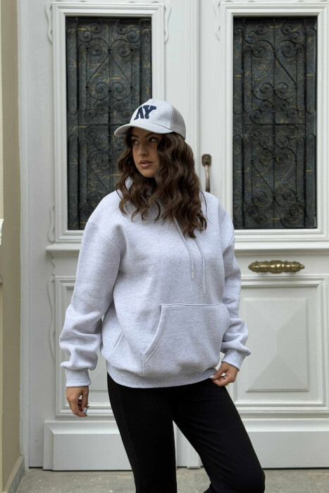 HOODIE E THJESHTË NJË NGJYRËSHE ME PUSH PËR FEMRA NË NGJYRËN GRI TË ZBARDHUR - 2