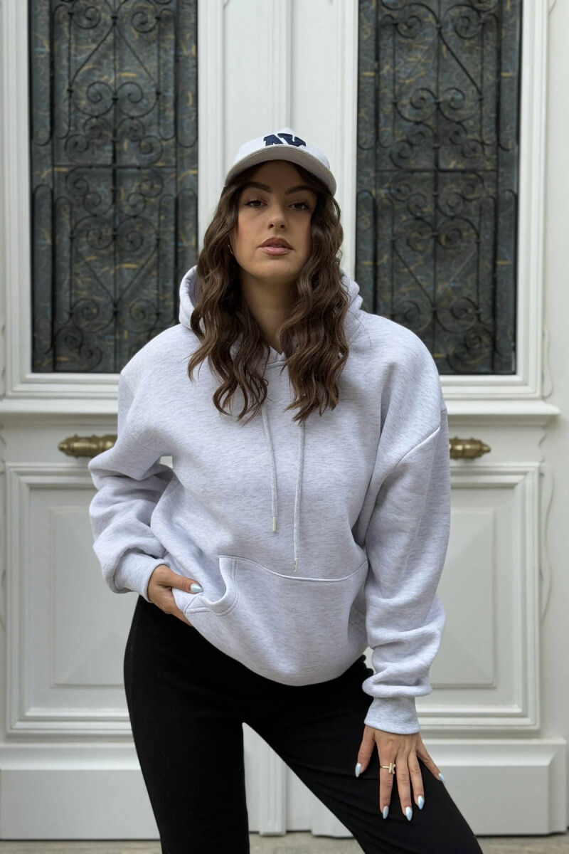 HOODIE E THJESHTË NJË NGJYRËSHE ME PUSH PËR FEMRA NË NGJYRËN GRI TË ZBARDHUR - 1