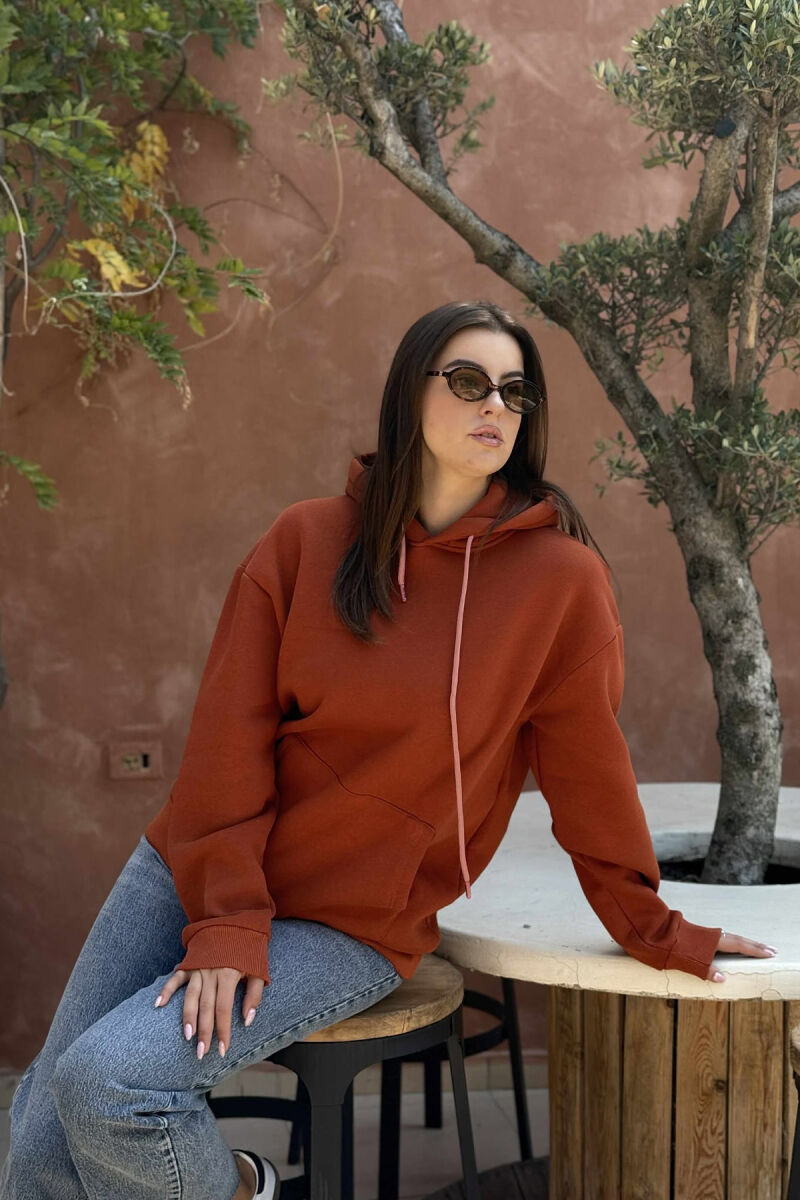 HOODIE E THJESHTË NJË NGJYRËSHE ME PUSH PËR FEMRA NË NGJYRËN KAFE - 1