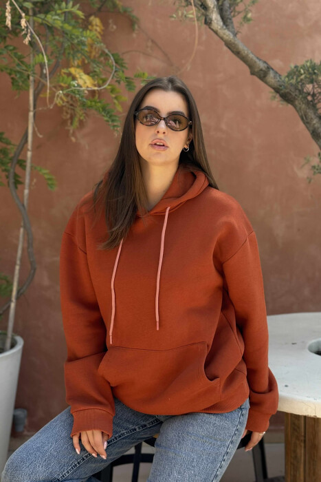 HOODIE E THJESHTË NJË NGJYRËSHE ME PUSH PËR FEMRA NË NGJYRËN KAFE - 2