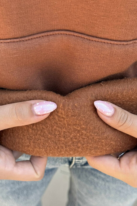 HOODIE E THJESHTË NJË NGJYRËSHE ME PUSH PËR FEMRA NË NGJYRËN KAFE TË ERRËT - 5