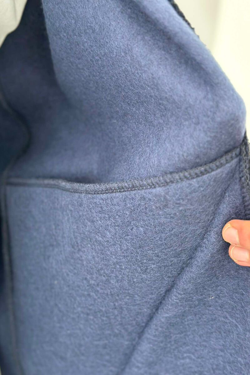 HOODIE E THJESHTË NJË NGJYRËSHE ME PUSH PËR MESHKUJ NË NGJYRËN BLU TË ERRËT - 3