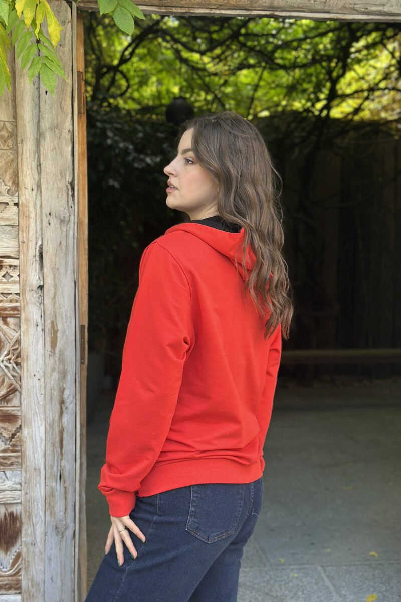 HOODIE E THJESHTË NJË NGJYRËSHE PËR FEMRA NË NGJYRË TË KUQE - 3