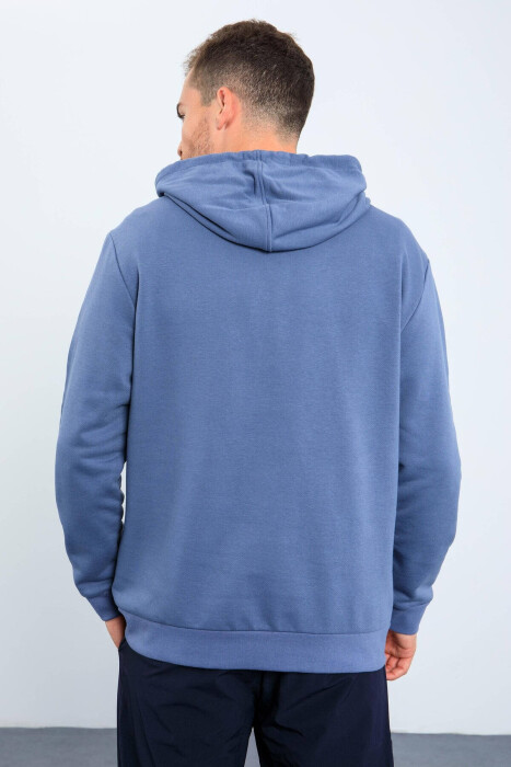 HOODIE E THJESHTË NJË NGJYRËSHE PËR MESHKUJ NË NGJYRËN BLU TË ZBARDHUR - 4
