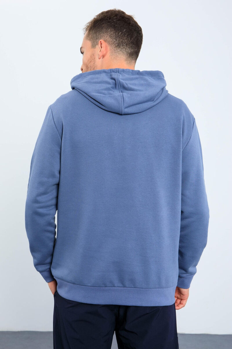 HOODIE E THJESHTË NJË NGJYRËSHE PËR MESHKUJ NË NGJYRËN BLU TË ZBARDHUR - 4