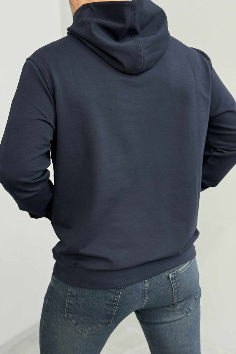 HOODIE E THJESHTË NJË NGJYRËSHE PËR MESHKUJ NË NGJYRËN BLU TË ERRËT - 2