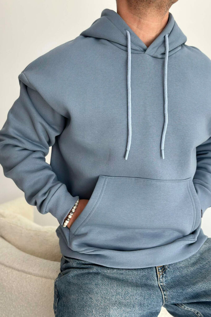 HOODIE E THJESHTË NJË NGJYRESHE PËR MESHKUJ NË NGJYREN BLU TË ZBARDHUR - 1