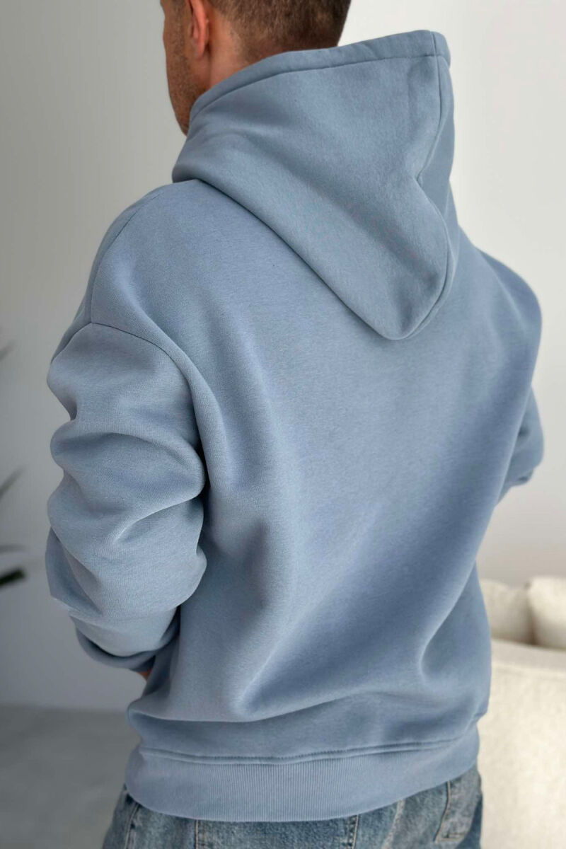 HOODIE E THJESHTË NJË NGJYRESHE PËR MESHKUJ NË NGJYREN BLU TË ZBARDHUR - 2