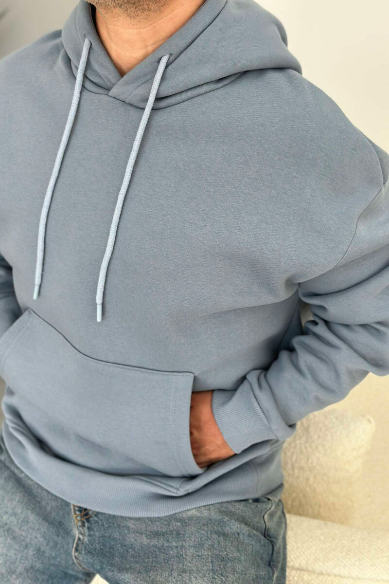 HOODIE E THJESHTË NJË NGJYRESHE PËR MESHKUJ NË NGJYREN BLU TË ZBARDHUR - 3