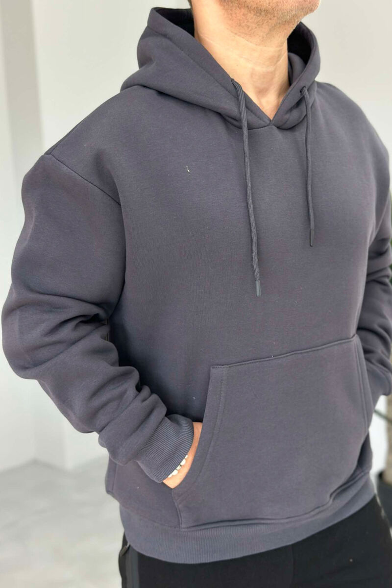 HOODIE E THJESHTË NJË NGJYRESHE PËR MESHKUJ NË NGJYREN GRI TË ERRËT - 1