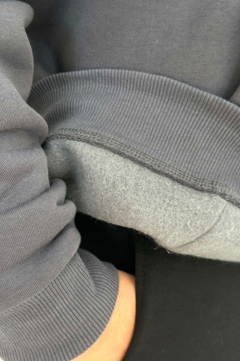 HOODIE E THJESHTË NJË NGJYRESHE PËR MESHKUJ NË NGJYREN GRI TË ERRËT - 2