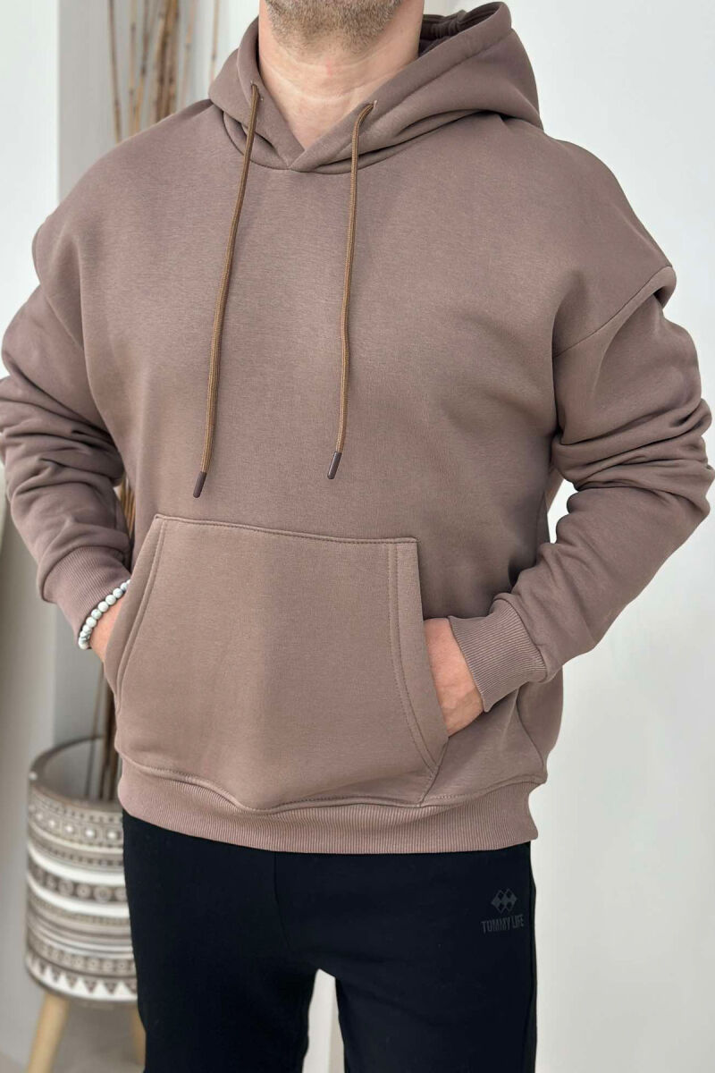 HOODIE E THJESHTË NJË NGJYRESHE PËR MESHKUJ NË NGJYRËN KAFE - 1