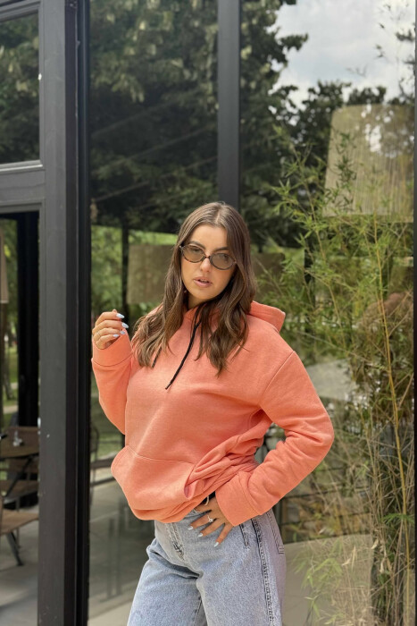 HOODIE E THJESHTË NJËNGJYRËSHE ME PUSH PËR FEMRA NË NGJYRË SALMON - 2