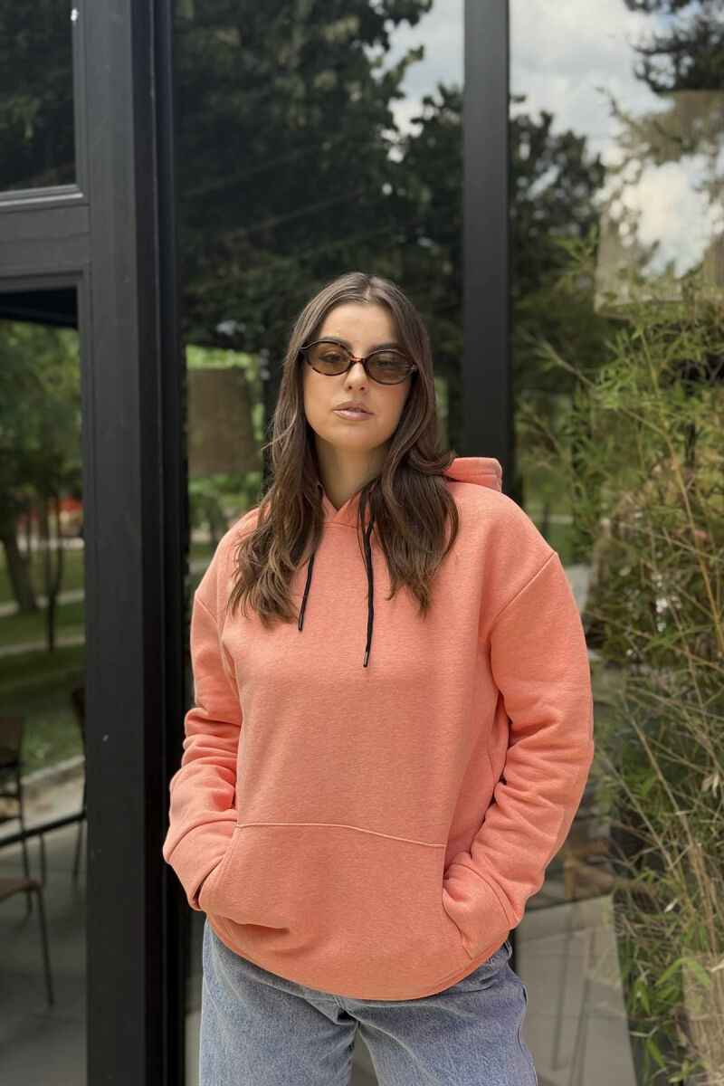 HOODIE E THJESHTË NJËNGJYRËSHE ME PUSH PËR FEMRA NË NGJYRË SALMON - 1