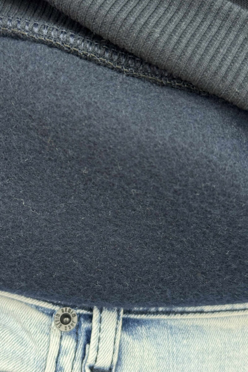 HOODIE E THJESHTË NJËNGJYRËSHE ME PUSH PËR MESHKUJ NË NGJYRËN BLU TË ERRËT - 4