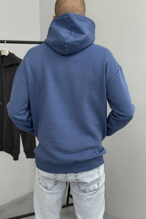 HOODIE E THJESHTË NJËNGJYRËSHE ME PUSH PËR MESHKUJ NË NGJYRËN BLU TË ZBARDHUR - 4