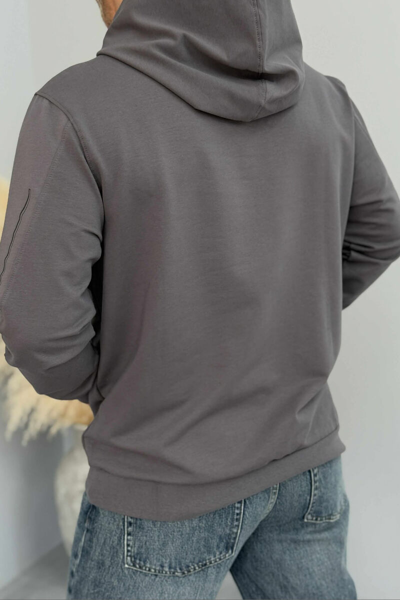 HOODIE ME LOGO TË THJESHTË TË VOGËL PARA PËR MESHKUJ NË NGJYRËN GRI TË ERRËT - 2