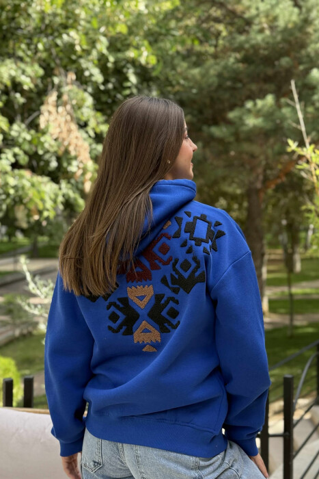 HOODIE ME PUSH DHE DIZAJN NË PJESËN PARA DHE PAS PËR FEMRA NË NGJYRËN BLU - 3