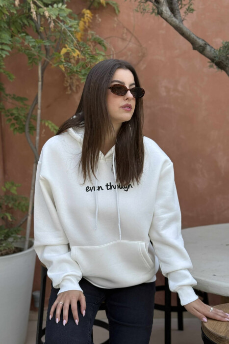 HOODIE ME PUSH DHE IMAZH &SHKRIM MBRAPA PËR FEMRA NË NGJYRËN E BARDHË - 2