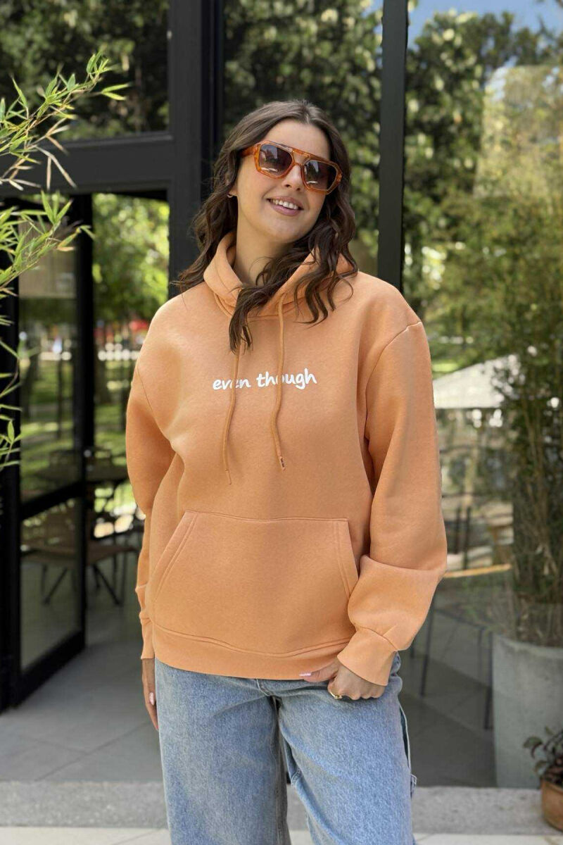 HOODIE ME PUSH DHE IMAZH &SHKRIM MBRAPA PËR FEMRA NË NGJYRËN PORTOKALLI - 2