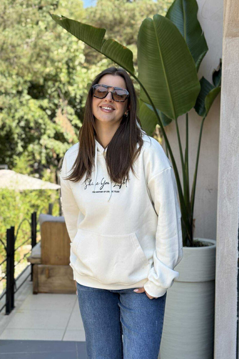 HOODIE ME PUSH DHE ME DIZANJ MBRAPA PËR FEMRA NË NGJYRËN KREM - 2
