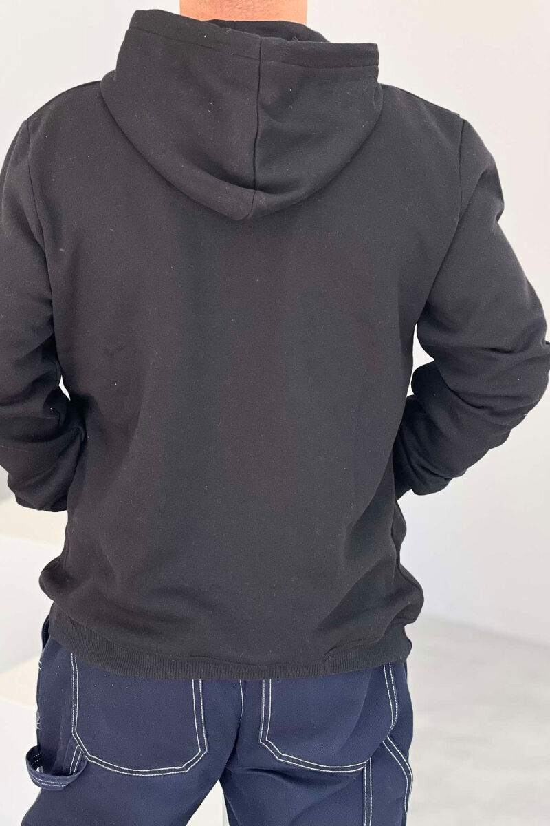 HOODIE ME PUSH DHE ME IMAZHE ME SHKRIME PËR MESHKUJ NË NGJYRËN E ZEZË - 2