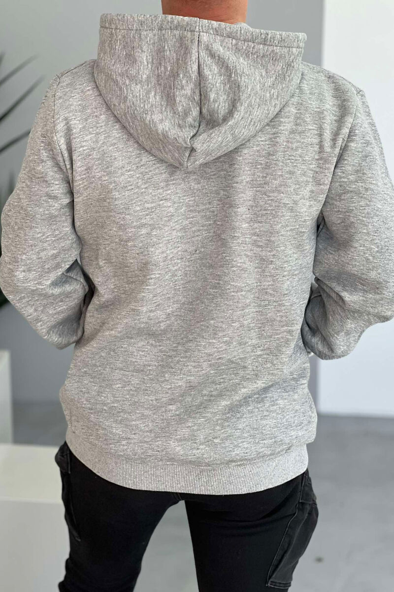 HOODIE ME PUSH DHE ME IMAZHE ME SHKRIME PËR MESHKUJ NË NGJYRËN GRI E ZBARDHUR - 4