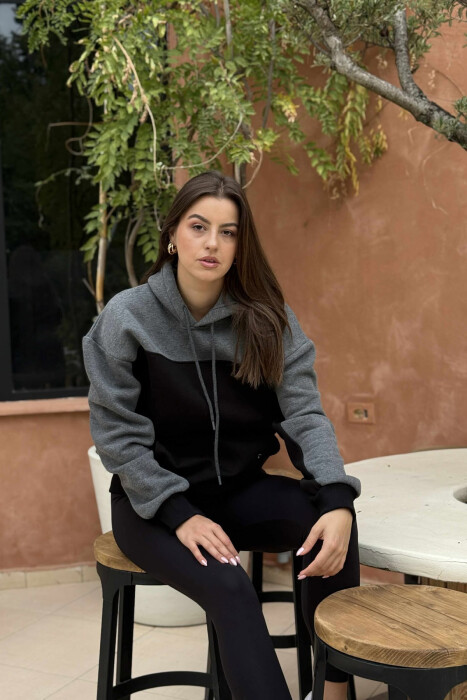 HOODIE ME PUSH DHE ME LOGO TË VOGËL PËR FEMRA NË NGJYRË TË ZEZË - 2