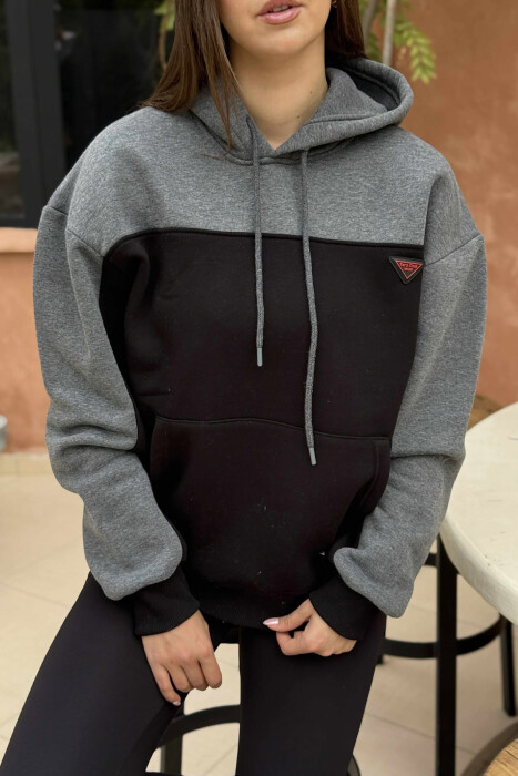 HOODIE ME PUSH DHE ME LOGO TË VOGËL PËR FEMRA NË NGJYRË TË ZEZË - 4