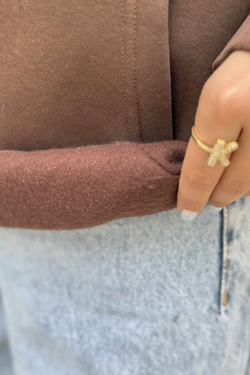 HOODIE ME PUSH DHE ME LOGO TË VOGËL PËR FEMRA NË NGJYRËN KAFE - 5