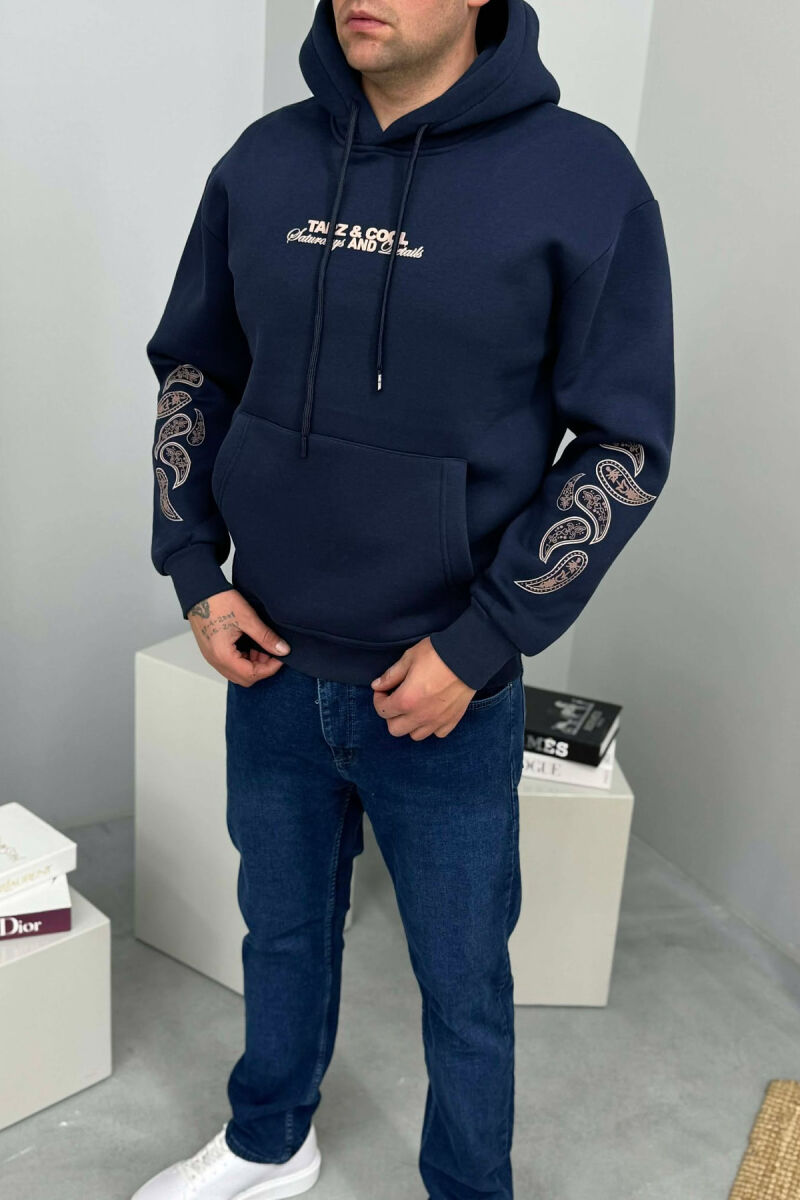 HOODIE ME PUSH DHE ME SHKRIM PARA PËR MESHKUJ NË NGJYRE BLU TE ERRET - 2