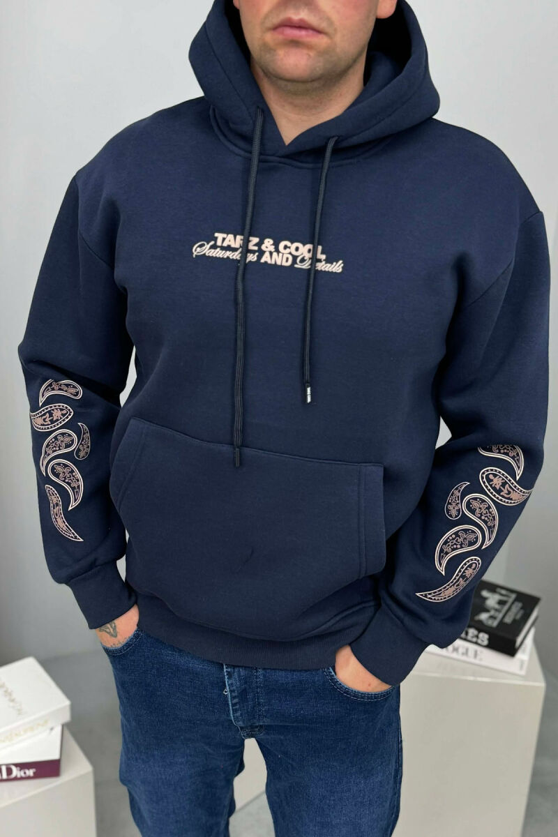 HOODIE ME PUSH DHE ME SHKRIM PARA PËR MESHKUJ NË NGJYRE BLU TE ERRET - 3