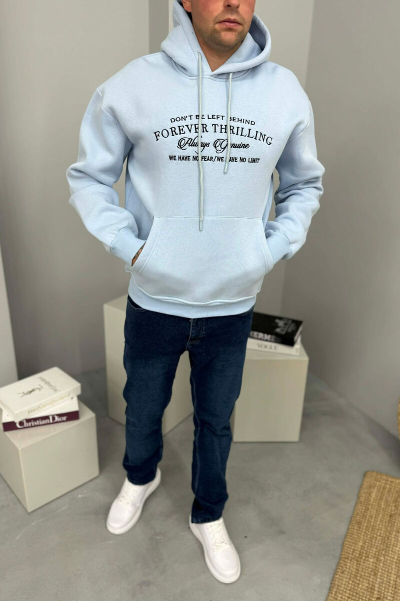 HOODIE ME PUSH DHE ME SHKRIM PARA PËR MESHKUJ NË NGJYRE BLU TE ZBARDHUR - 1