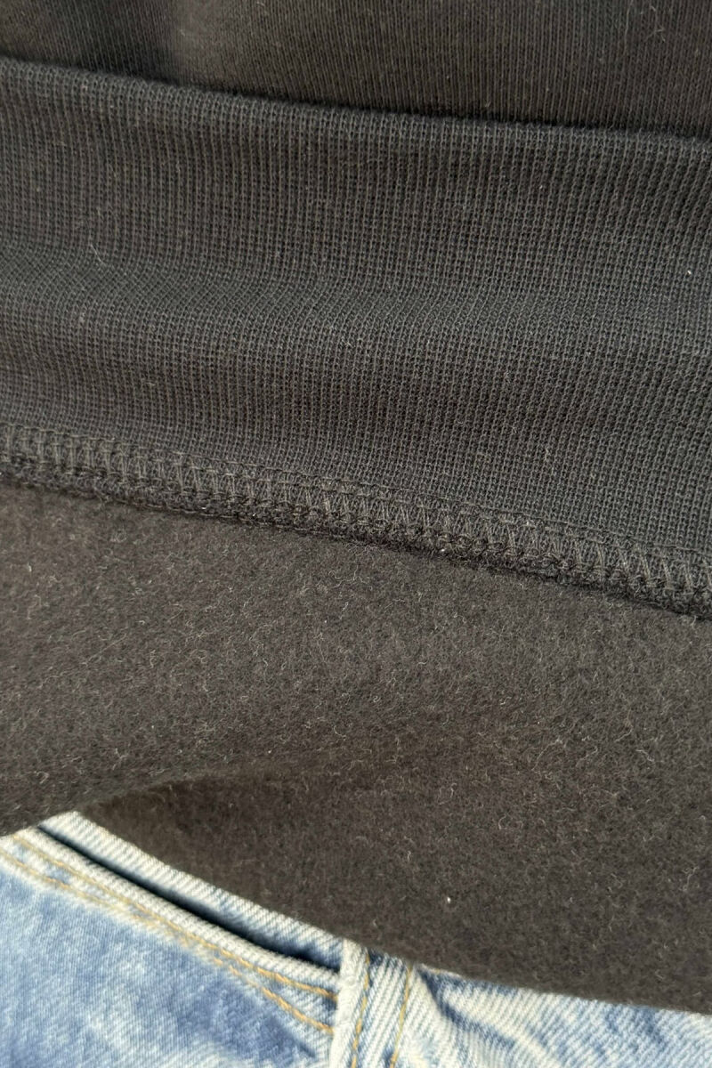 HOODIE ME PUSH DHE ME SHKRIM TË THJESHTË NË PJESËN PARA PËR MESHKUJ NË NGJYRË TË ZEZË - 4