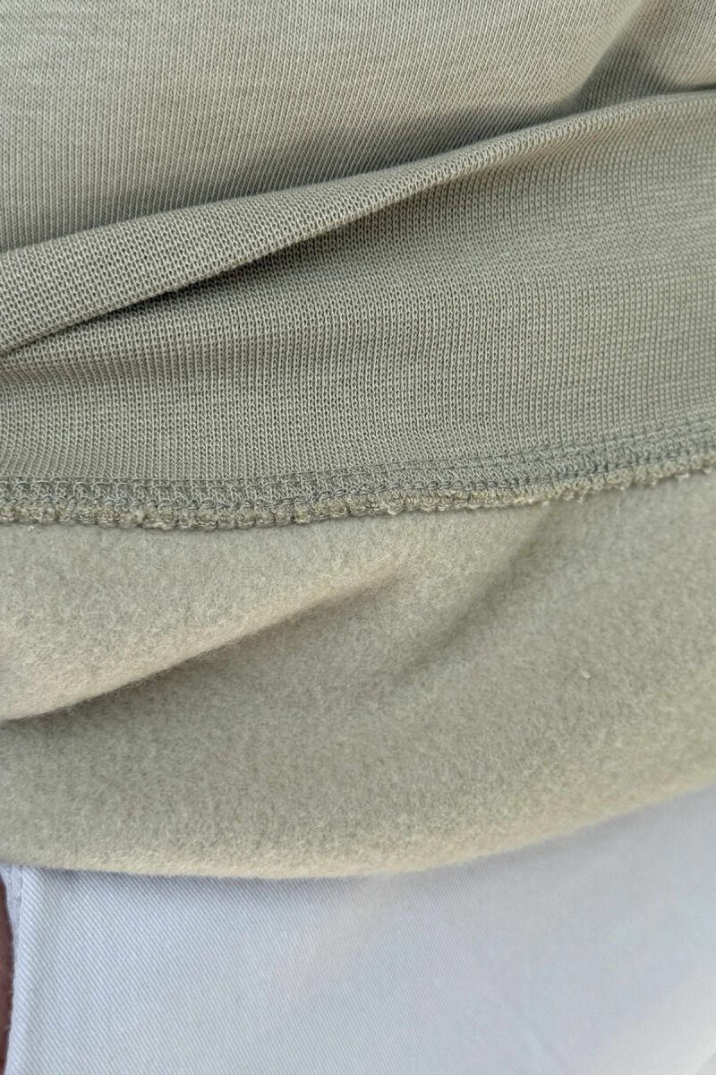 HOODIE ME PUSH DHE ME SHKRIM TË THJESHTË NË PJESËN PARA PËR MESHKUJ NË NGJYRË ULLI - 3