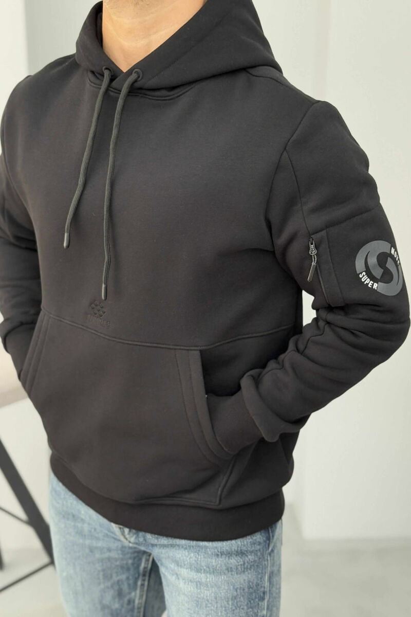 HOODIE ME PUSH ME DETAJIN E XHEPIT PËR MESHKUJ NË NGJYRËN E ZEZË - 2