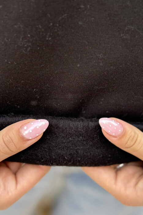 HOODIE ME PUSH ME DIZANJ TË THJESHTE TË VOGËL PARA PËR FEMRA NË NGJYRËN E ZEZË - 3