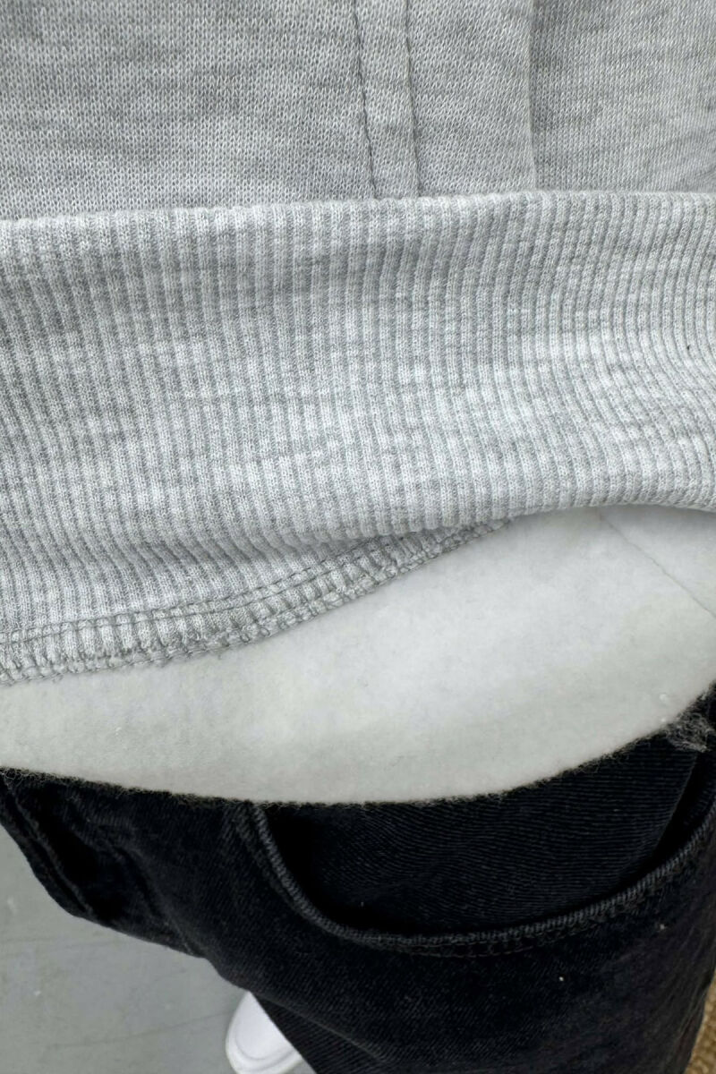 HOODIE ME PUSH SHKRIM PARA DHE ME DIZAJN MBRAPA PËR MESHKUJ NË NGJYRE GRI TE ZBARDHUR - 4