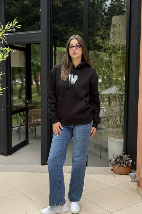 HOODIE ME PUSH ME SHKRIME NË PJESEN E PASME PËR FEMRA NË NGJYRË TË ZEZË - 1