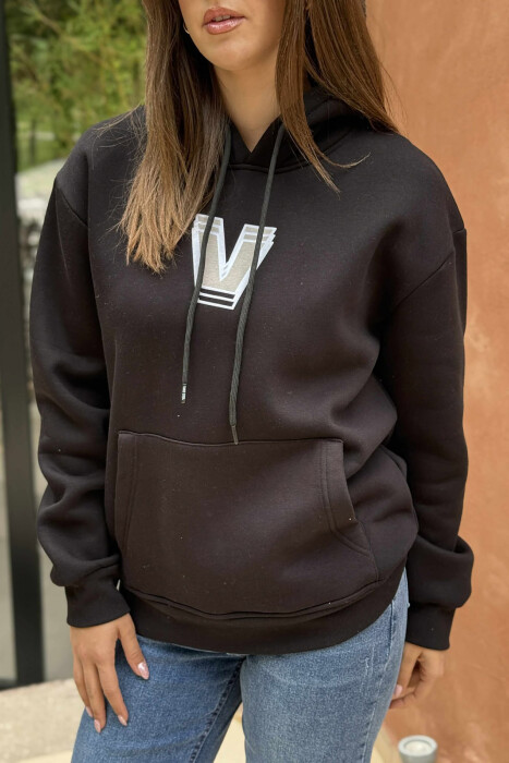 HOODIE ME PUSH ME SHKRIME NË PJESEN E PASME PËR FEMRA NË NGJYRË TË ZEZË - 4