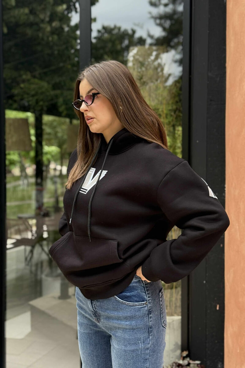 HOODIE ME PUSH ME SHKRIME NË PJESEN E PASME PËR FEMRA NË NGJYRË TË ZEZË - 2