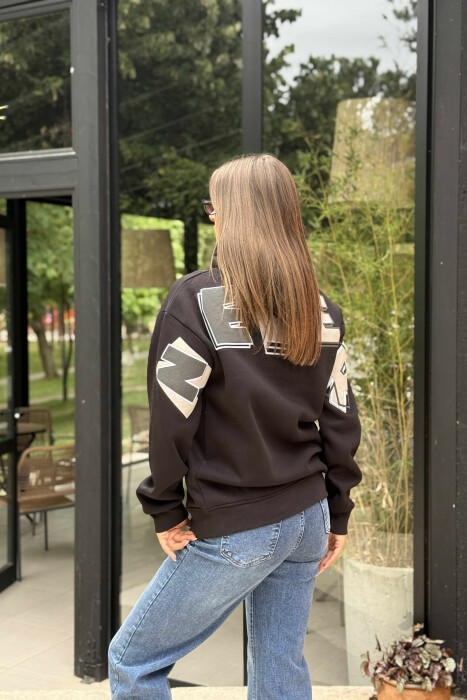 HOODIE ME PUSH ME SHKRIME NË PJESEN E PASME PËR FEMRA NË NGJYRË TË ZEZË - 3