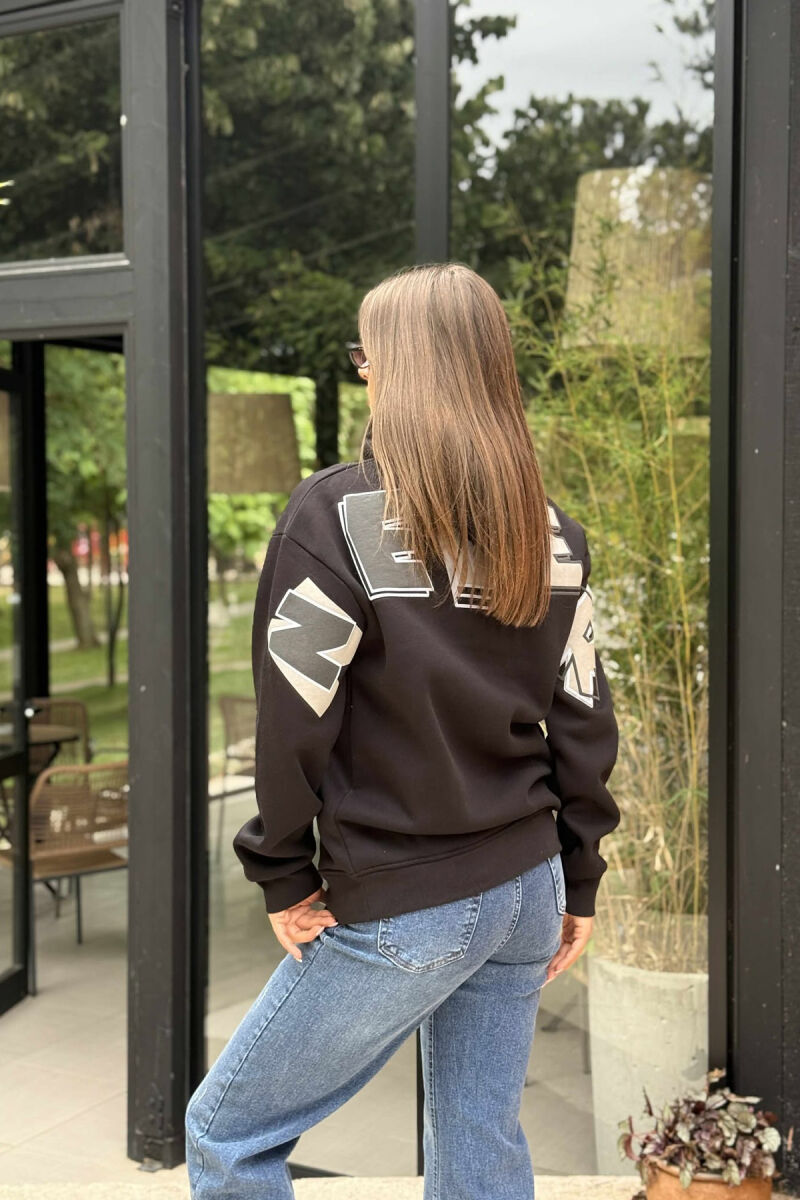 HOODIE ME PUSH ME SHKRIME NË PJESEN E PASME PËR FEMRA NË NGJYRË TË ZEZË - 3