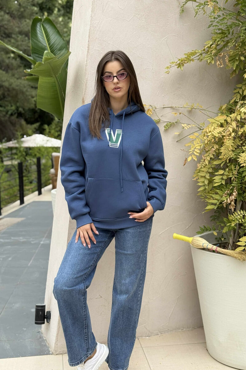 HOODIE ME PUSH ME SHKRIME NË PJESEN E PASME PËR FEMRA NË NGJYRËN BLU - 1