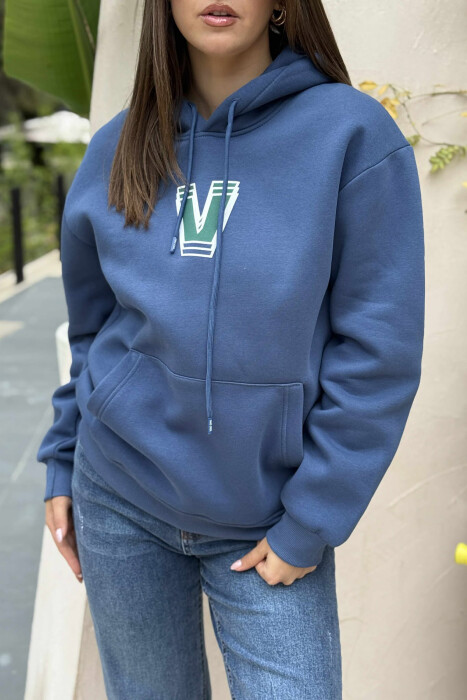 HOODIE ME PUSH ME SHKRIME NË PJESEN E PASME PËR FEMRA NË NGJYRËN BLU - 4