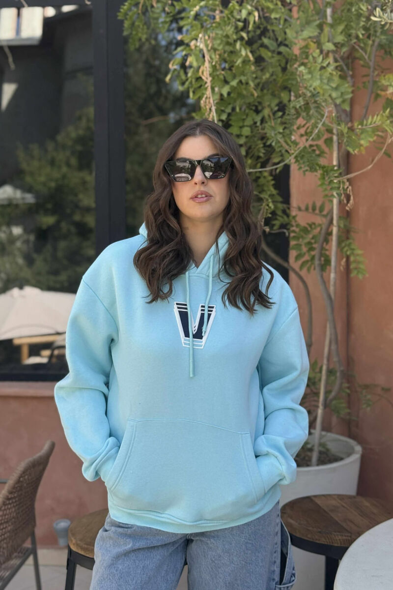 HOODIE ME PUSH ME SHKRIME NË PJESEN E PASME PËR FEMRA NË NGJYRËN BLU TË ZBARDHUR - 3