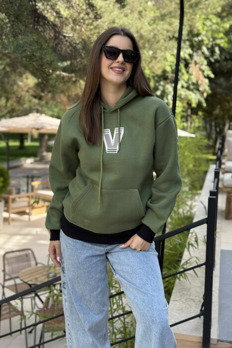 HOODIE ME PUSH ME SHKRIME NË PJESEN E PASME PËR FEMRA NË NGJYRËN JESHILE&E ZEZË - 1